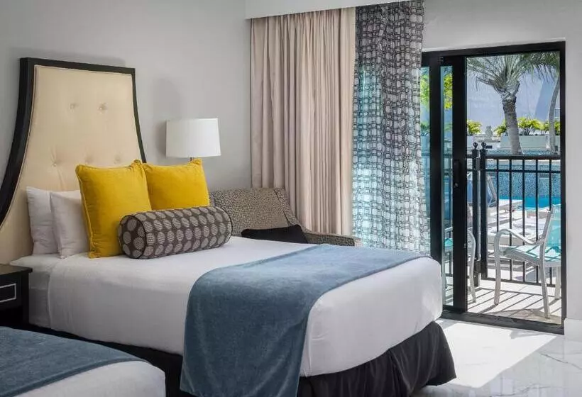 اتاق لوکس با چشم‌انداز, Inn On Fifth