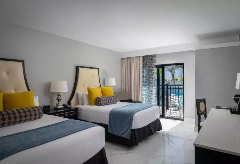 اتاق لوکس با چشم‌انداز, Inn On Fifth