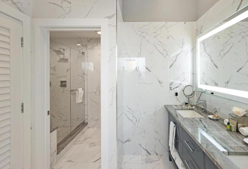 جناح سرير كينج, Inn On Fifth