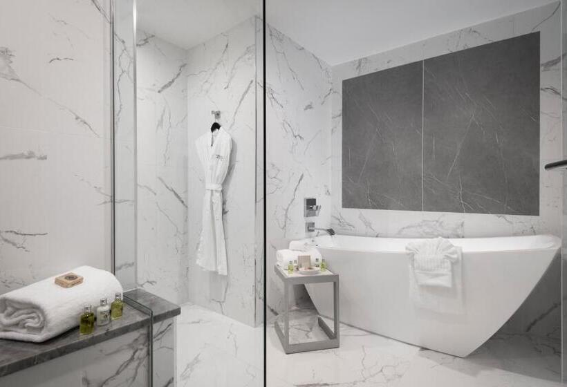 جناح مزوَّد بشرفة, Inn On Fifth