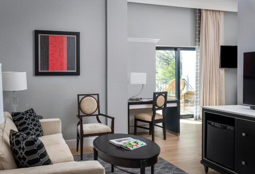 جناح مزود بتراس, Inn On Fifth