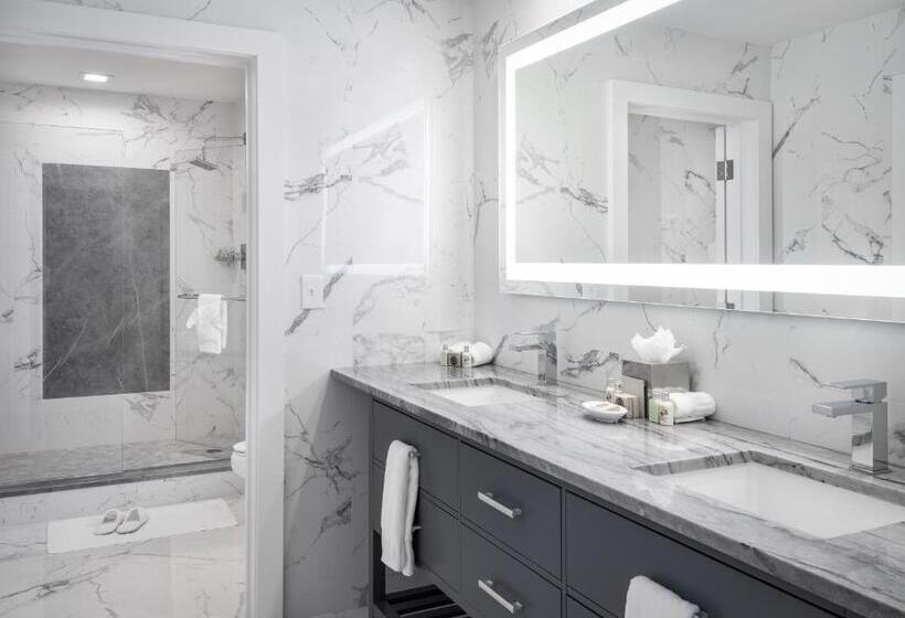 جناح مزود بتراس, Inn On Fifth