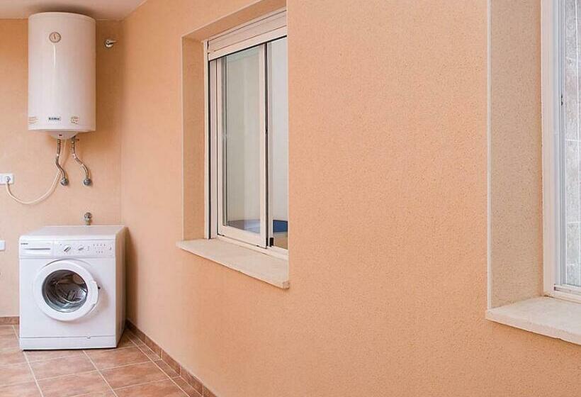 דירת חדר, Magic Atrium Plaza