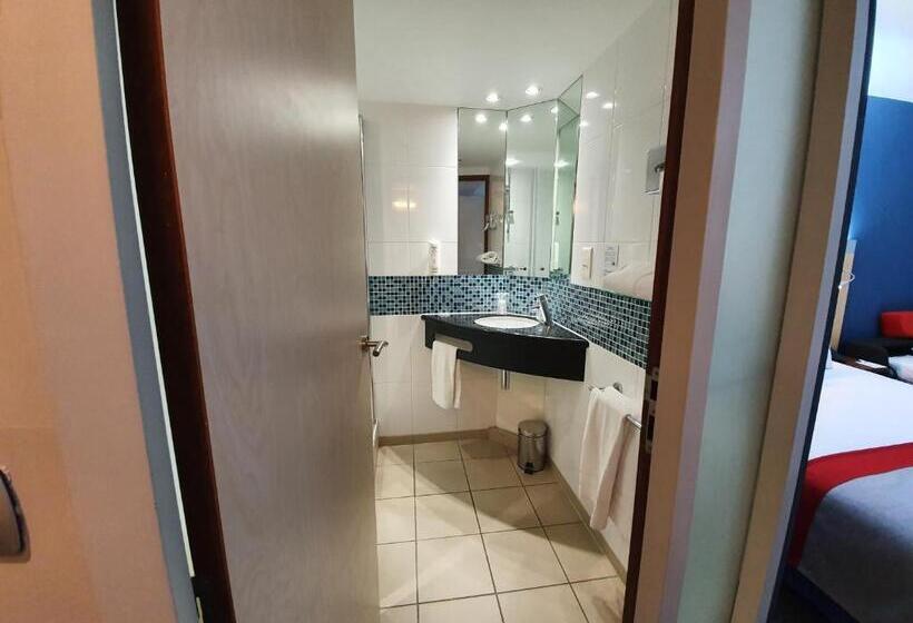 景色の見えるスイートルーム, Holiday Inn Express Paris Canal De La Villette, An Ihg