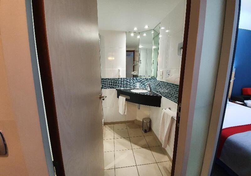 景色の見えるスイートルーム, Holiday Inn Express Paris Canal De La Villette, An Ihg