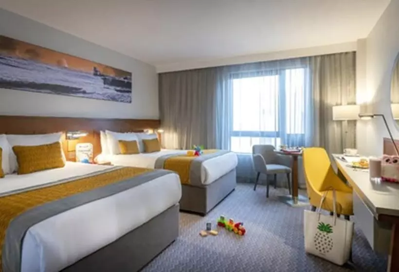 اتاق سوپریور چهار تخته, Maldron Hotel Parnell Square Dublin City
