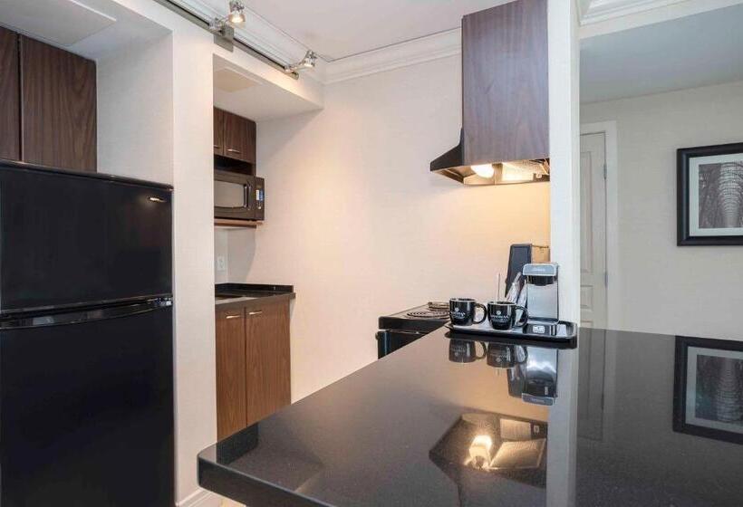 جناح, Sandman Signature Toronto Airport