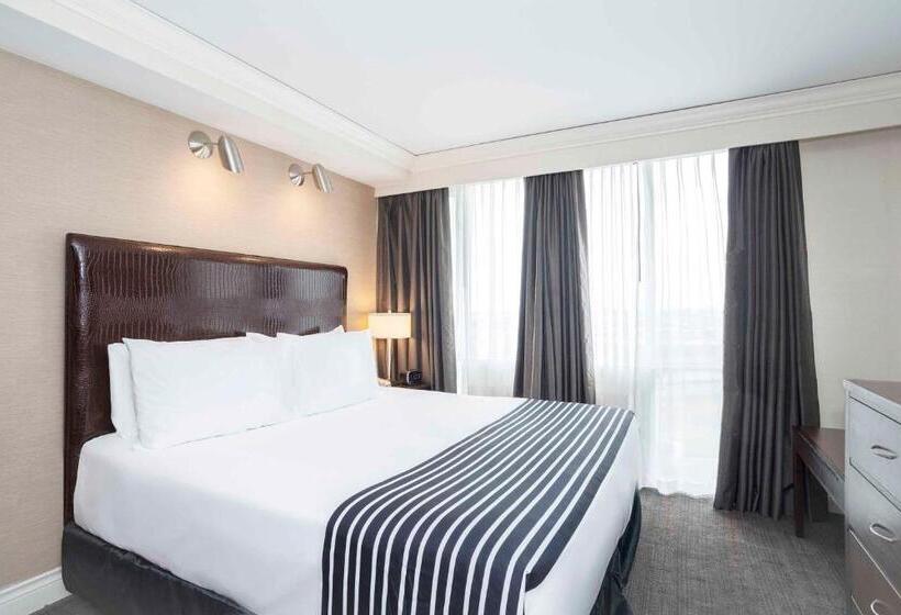 جناح, Sandman Signature Toronto Airport