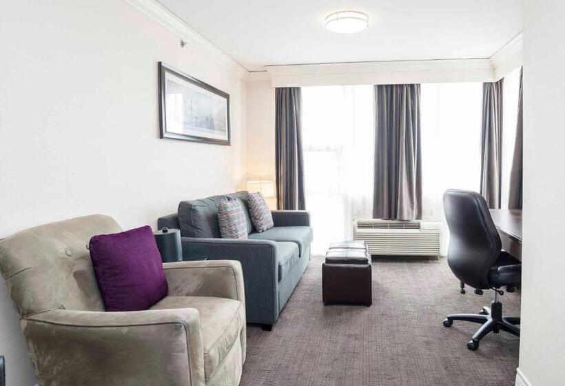 جناح, Sandman Signature Toronto Airport