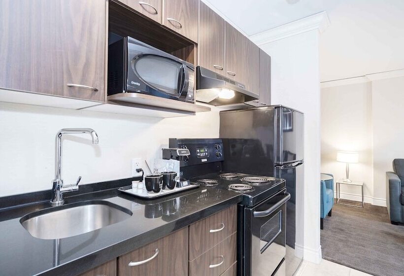 جناح, Sandman Signature Toronto Airport