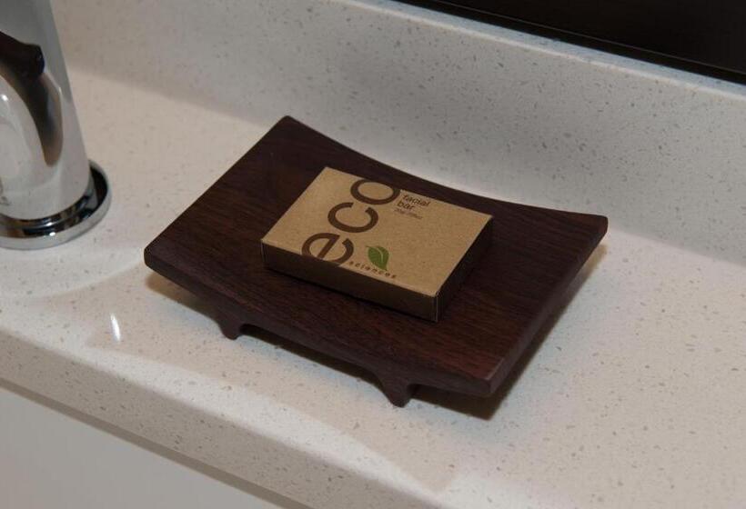 מיטת קינג בסוויטה, Sun Peaks Lodge