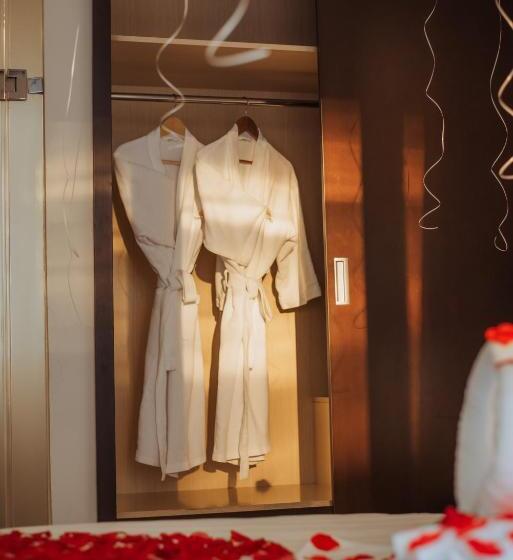 سوئیت با بالکن, Thang Long Opera