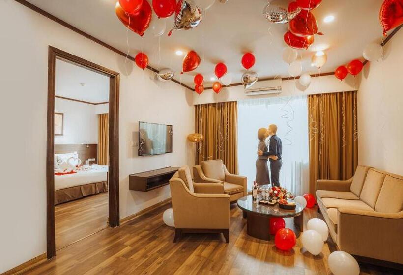 سوئیت با بالکن, Thang Long Opera