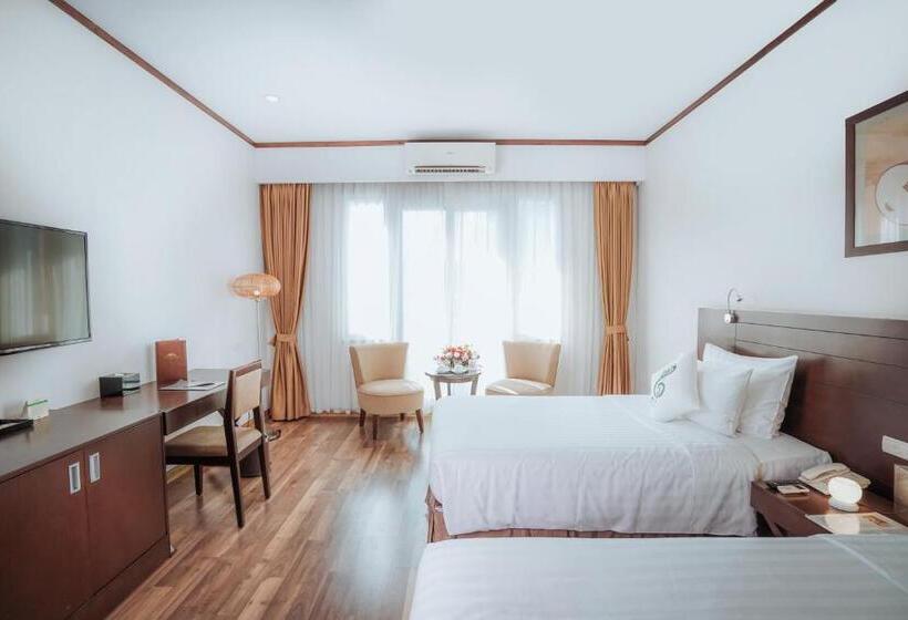 اتاق لوکس با چشم‌انداز شهر, Thang Long Opera