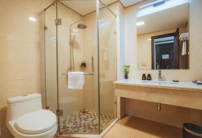 اتاق لوکس با چشم‌انداز شهر, Thang Long Opera