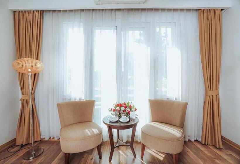 اتاق لوکس با چشم‌انداز شهر, Thang Long Opera