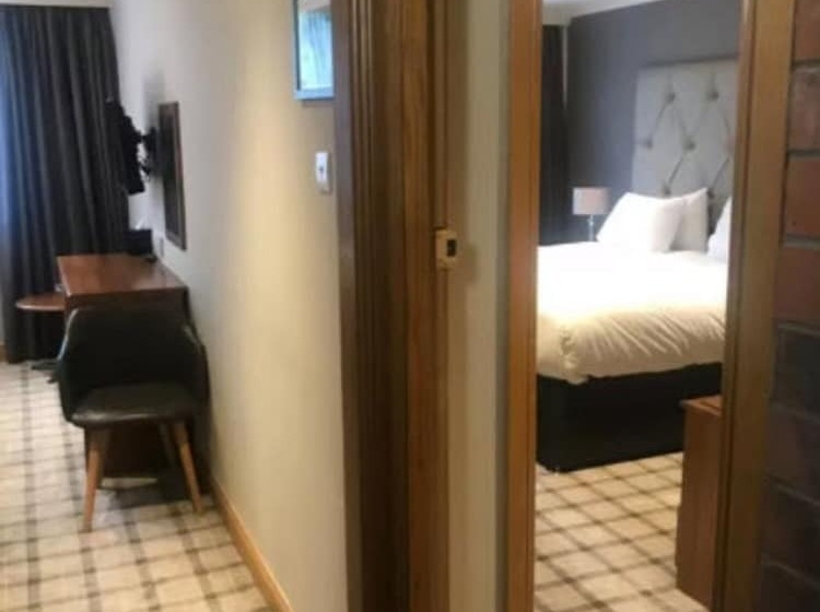 اتاق خانوادگی, The Scot