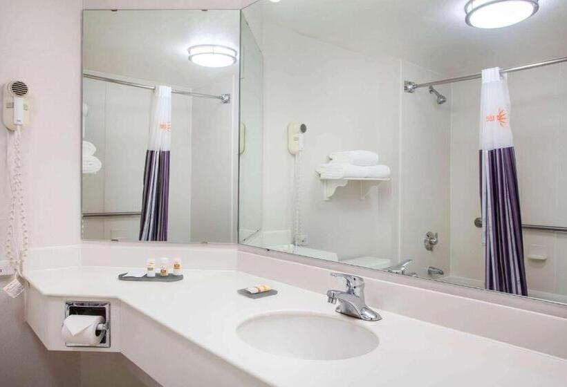 이그제큐티브 룸 킹사이즈 침대, La Quinta By Wyndham Charlotte Airport South