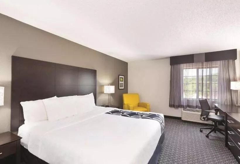 キングサイズベッドのスタンダードルーム, La Quinta By Wyndham Milwaukee Delafield