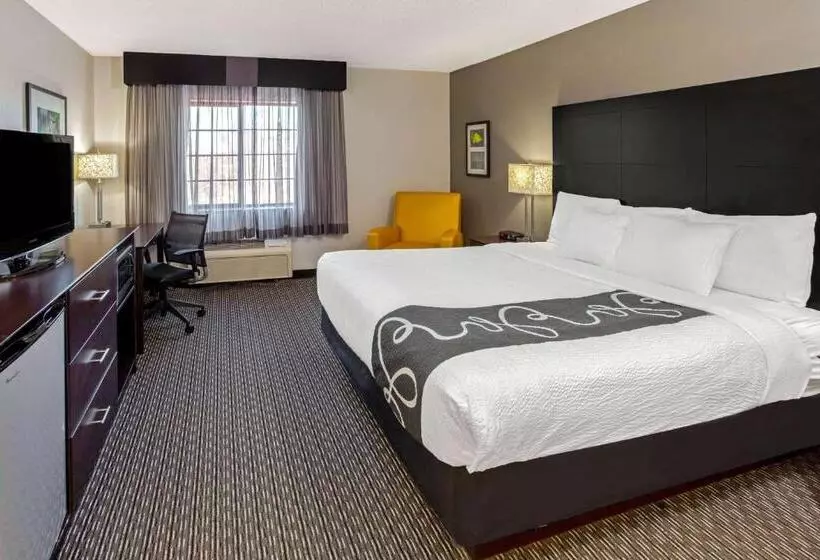 キングサイズベッドのスタンダードルーム, La Quinta By Wyndham Milwaukee Delafield
