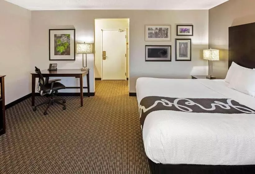 キングサイズベッドのスイートルーム, La Quinta By Wyndham Milwaukee Delafield