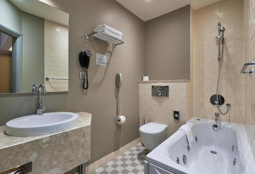 اتاق سوپریور, Opera