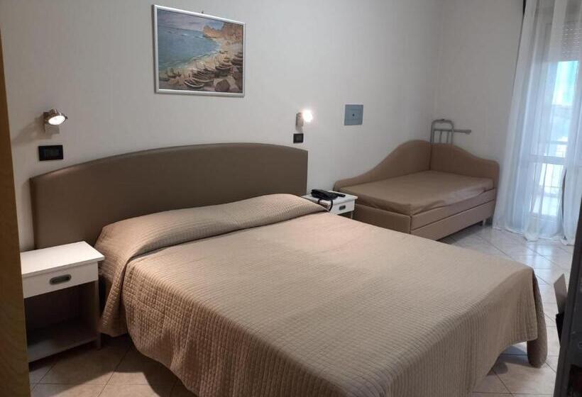 バルコニー付きスタンダードトリプルルーム, Susy