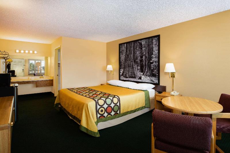 스탠다드 룸 킹사이즈 침대, Super 8 By Wyndham Lindsay Olive Tree