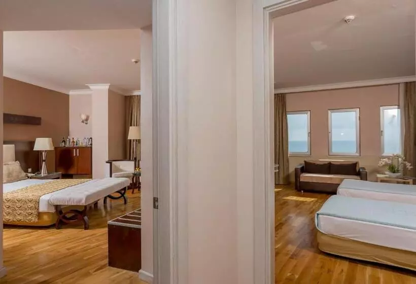 اتاق خانوادگی با چشم‌انداز دریا, Mukarnas Spa & Resort