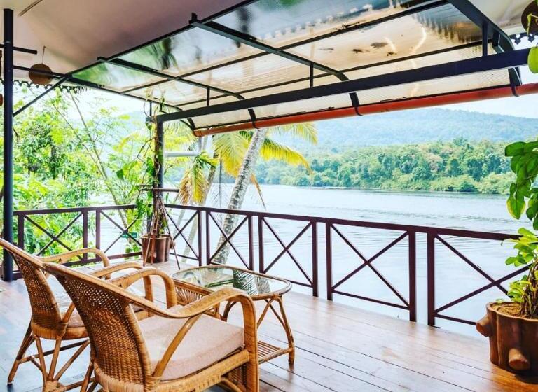 带阳台的豪华间, Munkudil Ayurveda & Yoga Retreat