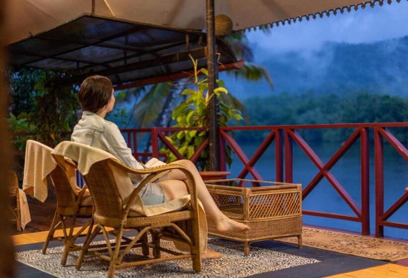 带阳台的豪华间, Munkudil Ayurveda & Yoga Retreat