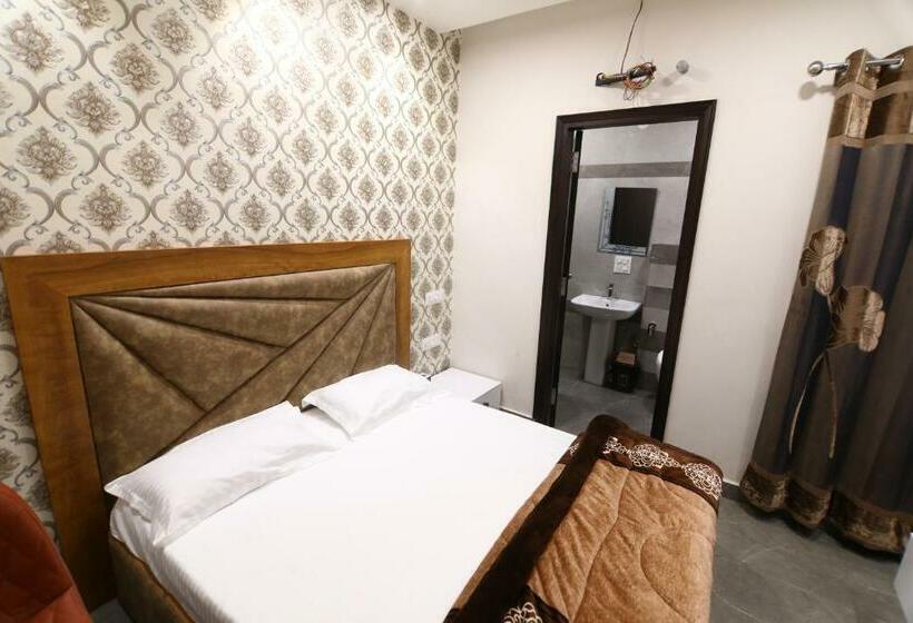 Номер Deluxe, Ovel