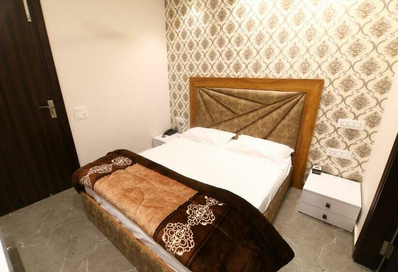 Номер Deluxe, Ovel