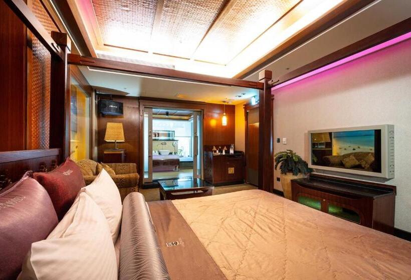 اتاق استاندارد با چشم‌انداز باغ, Instone Motel