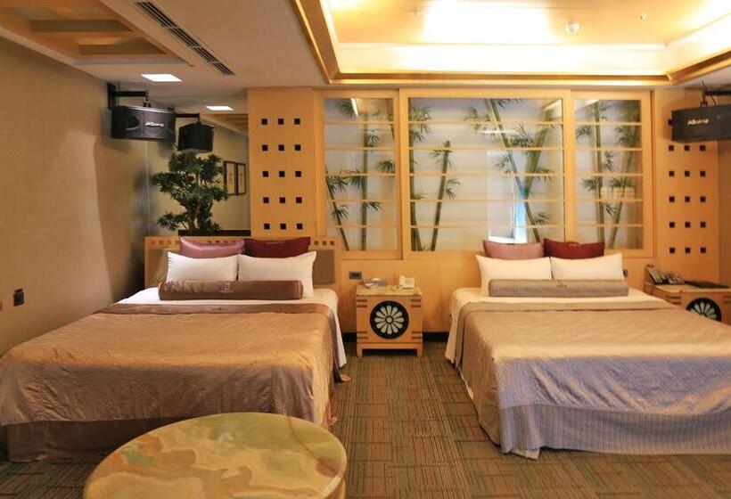 اتاق خانوادگی با چشم‌انداز باغ, Instone Motel
