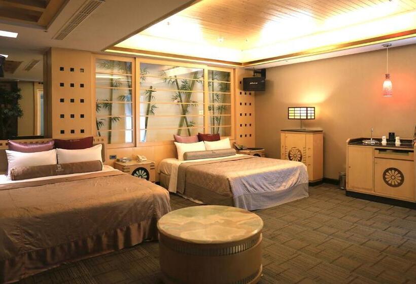 اتاق خانوادگی با چشم‌انداز باغ, Instone Motel