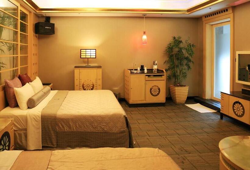 اتاق خانوادگی با چشم‌انداز باغ, Instone Motel