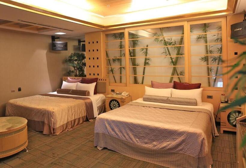 اتاق خانوادگی با چشم‌انداز باغ, Instone Motel