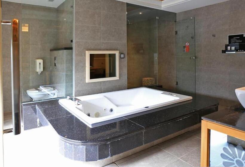 اتاق خانوادگی با چشم‌انداز باغ, Instone Motel