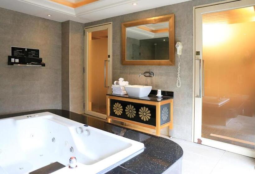 اتاق خانوادگی با چشم‌انداز باغ, Instone Motel