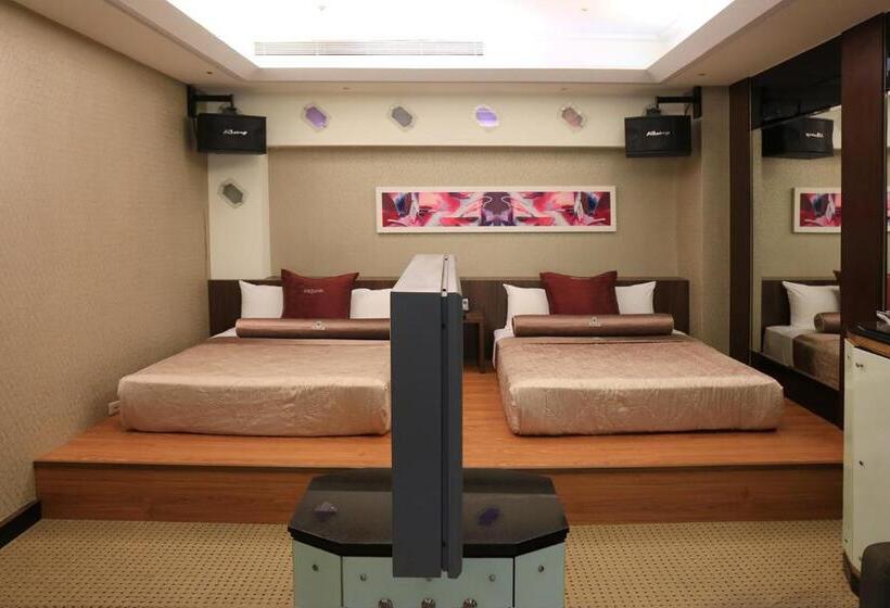 اتاق خانوادگی با چشم‌انداز باغ, Instone Motel