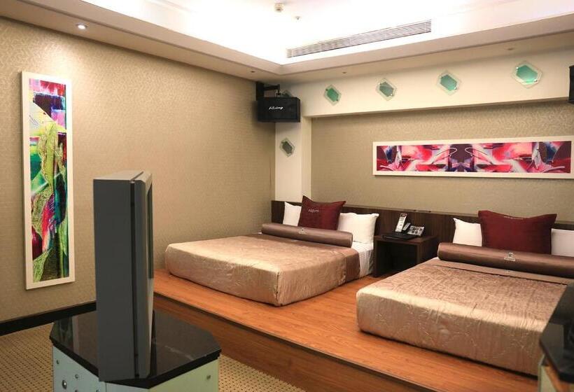 اتاق خانوادگی با چشم‌انداز باغ, Instone Motel