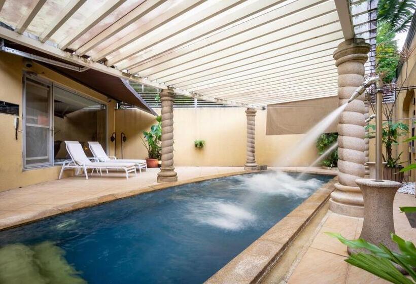 اتاق استاندارد با چشم‌انداز باغ, Instone Motel