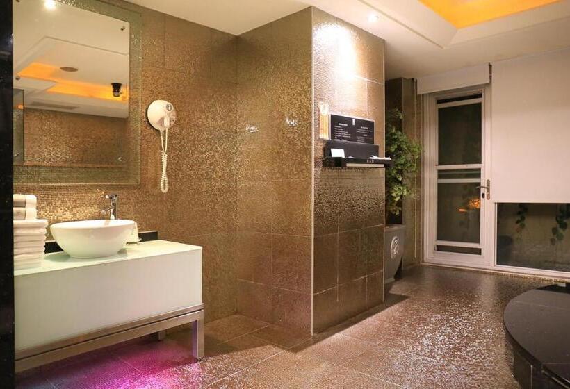 اتاق خانوادگی با چشم‌انداز باغ, Instone Motel