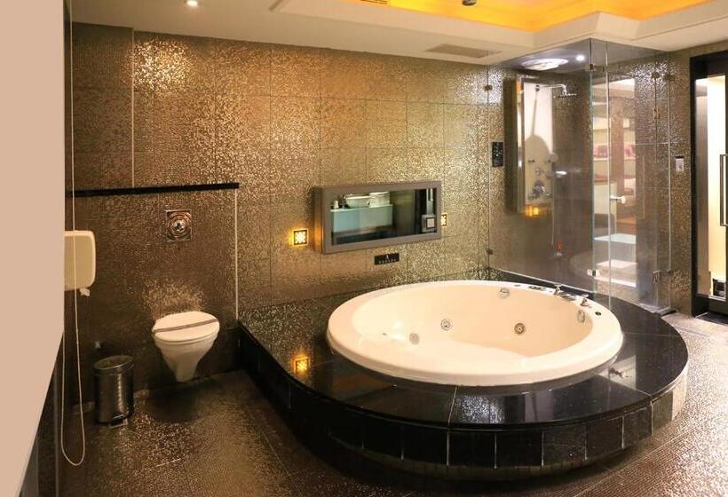 اتاق خانوادگی با چشم‌انداز باغ, Instone Motel
