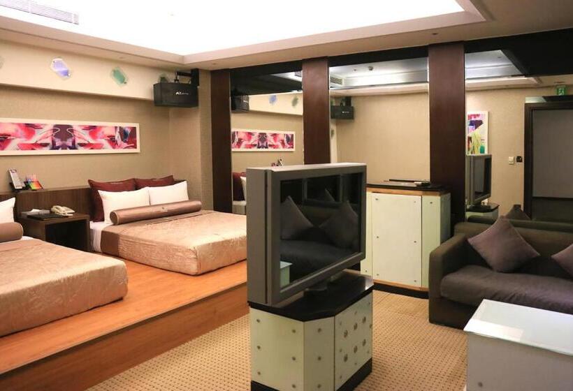 اتاق خانوادگی با چشم‌انداز باغ, Instone Motel