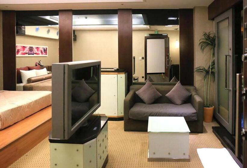 اتاق لوکس خانوادگی, Instone Motel