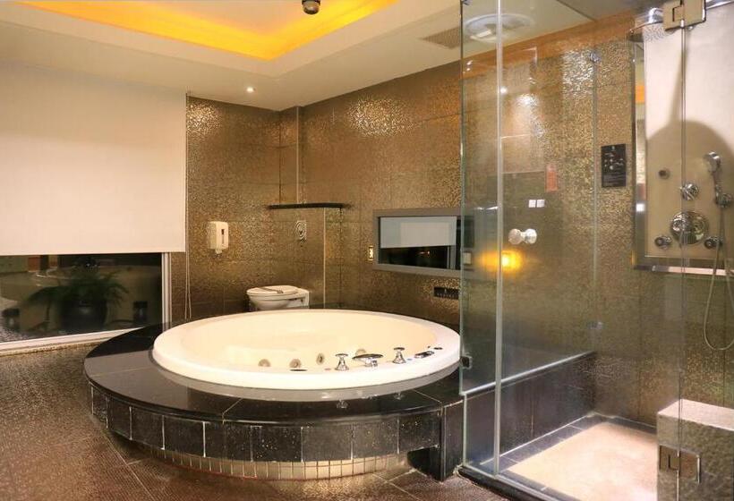اتاق لوکس خانوادگی, Instone Motel