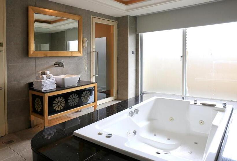 اتاق لوکس خانوادگی, Instone Motel