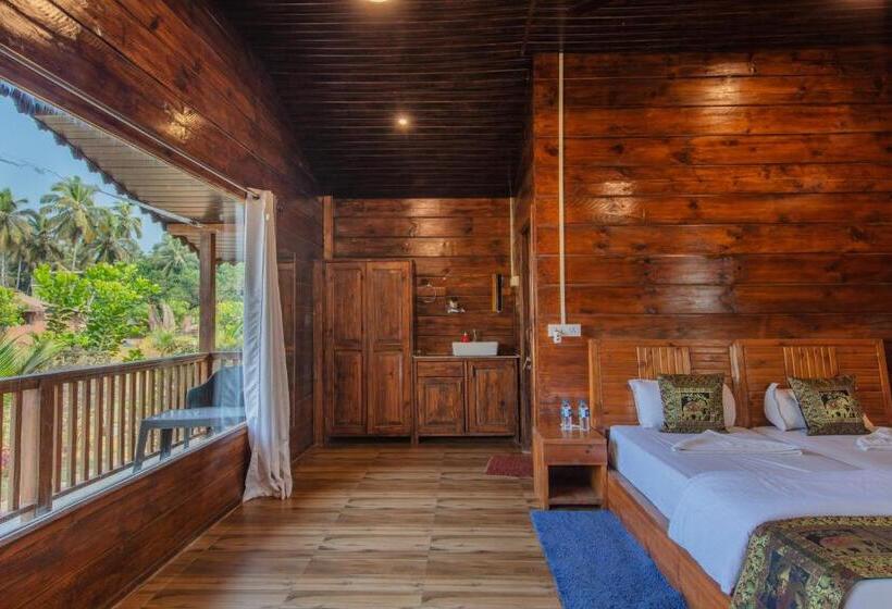 プールビュースタンダードルーム, Radhika Eco Resort